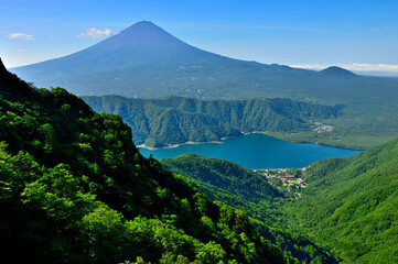 御坂山地の十二ヶ岳より　夏の富士山と西湖を望む
