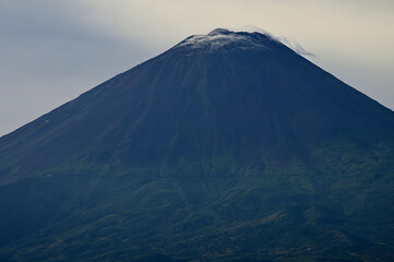 御坂山地の鍵掛より望む夏の富士山
