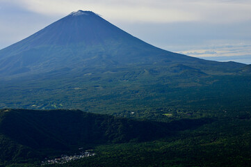 Fototapeta premium 御坂山地の鍵掛より望む夏の富士山 