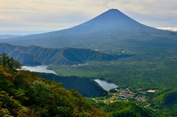Fototapeta premium 御坂山地の鍵掛より夏の富士山と西湖を望む 