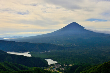 御坂山地の吉沢山から　雲たれこめる夏の富士山と西湖
