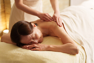 エステティシャンとシニア女性客