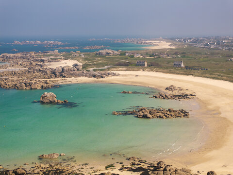 vue aerienne, plage et rochers sur le littoral maritime aux eaux paradisiaques claires et turquoises, Meneham et Kerlouan en Bretagne dans le Finistere, la c&ocirc;te des l&eacute;gendes
