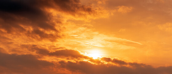 Obraz premium bright golden morning sky with sunrise adorned by clouds creates serene atmosphere