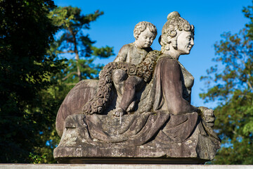 Steinbildnis Frau mit Kind