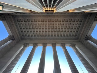 Obraz premium Ceiling Grid and Classical Columns Framed from Below (Philadelphia, Pennsylvania, USA) 