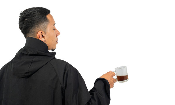 Hombre latino con ropa negra sosteniendo taza de caf&eacute; sobre fondo transparente - foto de stock 