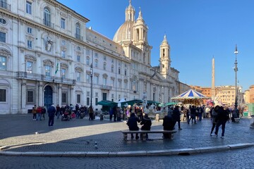 Obraz premium Crowds gathering around historic buildings in European plaza
