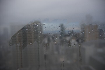 雨に濡れた窓ガラス