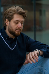 Obraz premium Man in casual fashion reflecting outdoors with a pensive expression
