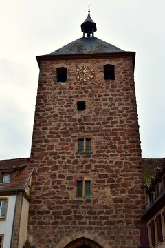 La tour de la Porte des Forgerons &agrave; Molsheim en Alsace vue depuis l&rsquo;int&eacute;rieur de l&rsquo;enceinte
