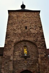 La tour de la Porte des Forgerons à Molsheim en Alsace vue depuis l’extérieur de l’enceinte