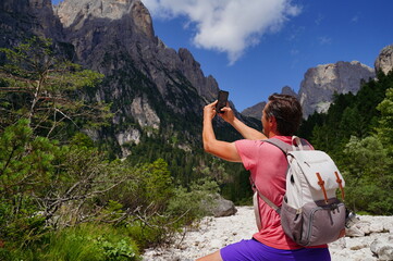 Obraz premium Hiker Photographs Majestic Mountain Scenery