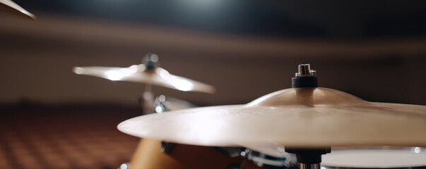 Obraz premium detailed drum set in empty auditorium with soft lighting