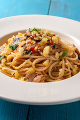Spaghetti con sardine e briciole di pane croccante, pasta italiana 