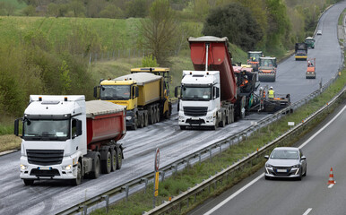 Chantier de réfection du revêtement d'une autoroute	