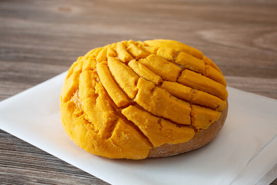 A view of a pan dulce called concha amarilla.