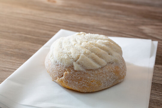 A view of a pan dulce called pan de canela panadero.