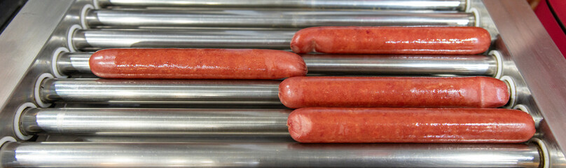 Automatic electric grill with sausages