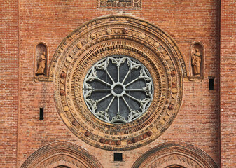 il rosone in facciata della chiesa gotica di Santa Maria del Carmine a Pavia
