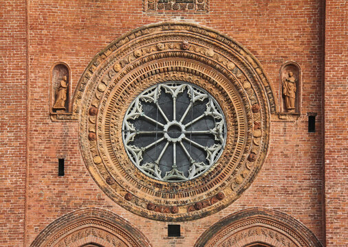il rosone in facciata della chiesa gotica di Santa Maria del Carmine a Pavia