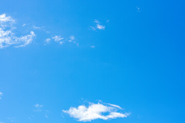 céu azul com poucas nuvens