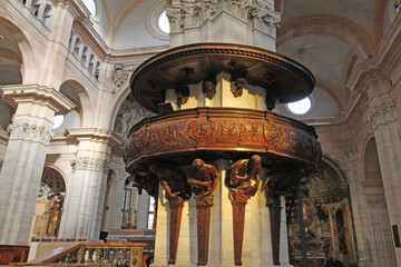il grande pulpito scolpito della cattedrale di Santo Stefano e Santa Maria Assunta a Pavia