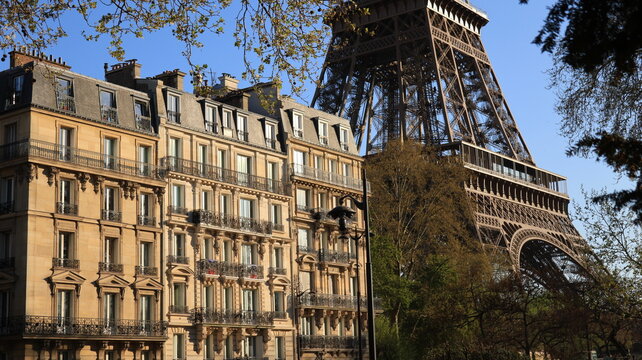 Immobilier ancien dans la ville de Paris, fa&ccedil;ades d&rsquo;immeubles d&rsquo;architecture haussmannienne au pied de la tour Eiffel (France)
