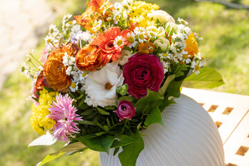 Kugelförmiger bunter Blumenstrauß in einer Vase