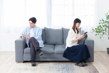 夫婦　カップル　喧嘩　スマートフォン