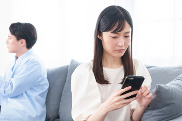 夫婦　カップル　喧嘩　スマートフォン