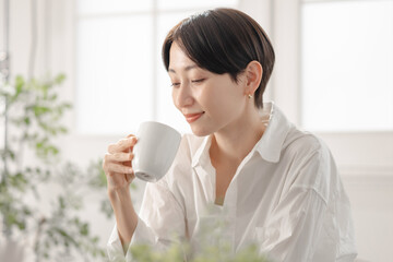 コーヒーを飲む女性