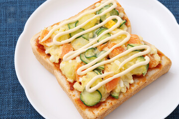 トーストとポテトサラダ