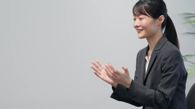 インタビューを受けるスーツを着た女性