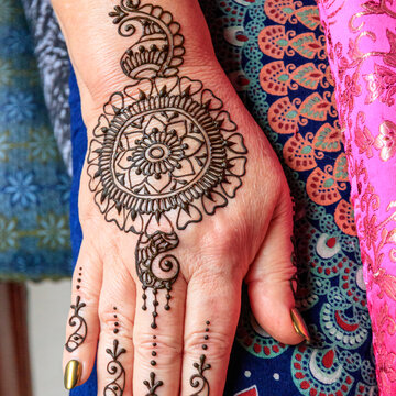 USA, Washington State. Indian Mehendi celebration. Henna application and rituals.