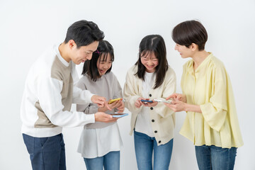 携帯を持つ日本人の家族