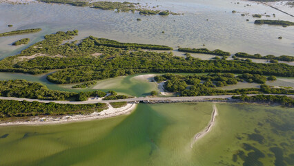 Paso de puente frente al mar