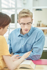 Obraz premium Business Discussion with Smartphone in Modern Office