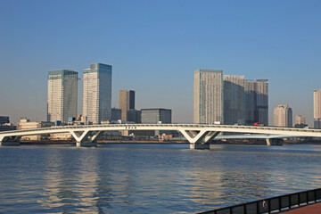 東京豊洲の橋とビル群