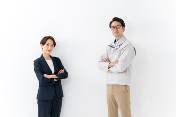 Fototapeta premium スーツ女性と作業着男性のビジネスイメージ
