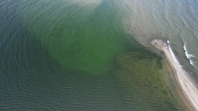 Rewa - Polska nadmorskie miasteczko kt&oacute;rego głowną atrakcją jest cypel. Nagrane dronem. Świetne do uprawiania sport&oacute;w wodnych.