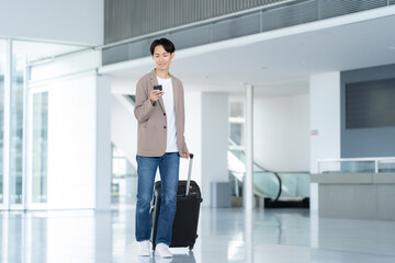 旅行に出かける若い男性