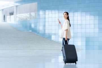 旅行に出かける若い女性