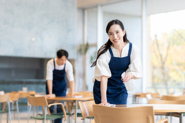 カフェで働く若い男女の店員