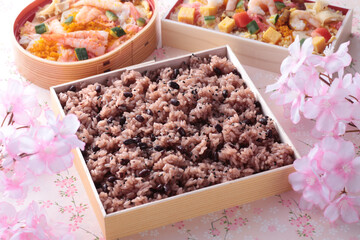 日本でお祝いの行事の時に食べるピンクの背景で桜を入れて撮影したお赤飯