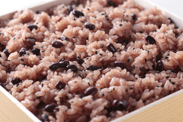 日本でお祝いの行事の時に食べるピンクの背景で桜を入れて撮影したお赤飯