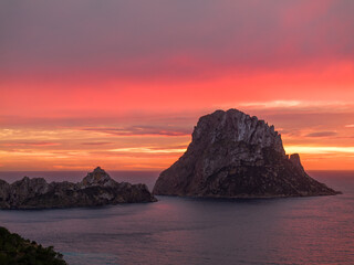 Isla de Es Vedrá en Ibiza al atardecer