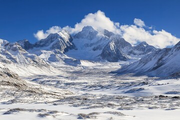 Fototapeta premium Majestic Winter Wonderland: Snow-Covered Mountain Range