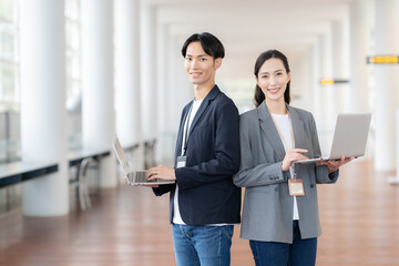 オフィスで会議をする若い男女のエンジニア
