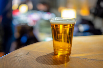 プラカップのビール